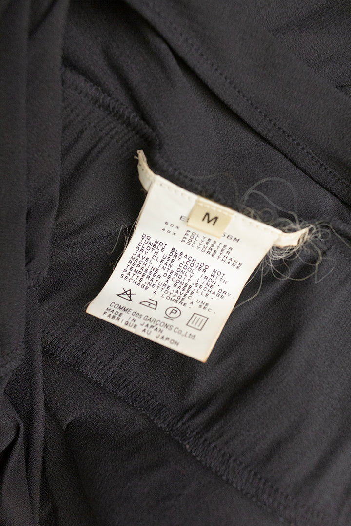 1996 Comme des Garçons asymmetrische zwarte jurk uit de ‘lumps & bumps’ collectie