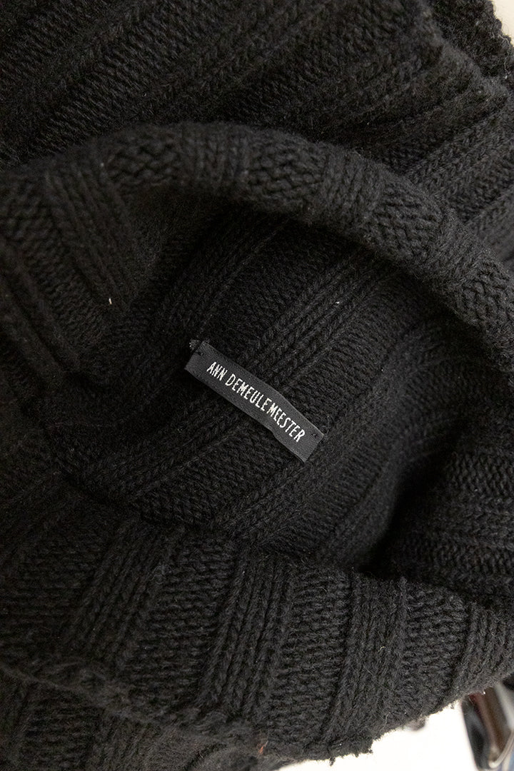 Ann Demeulemeester zwarte gebreide coltrui met extra lange mouwen
