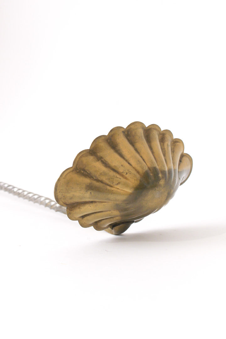 Antieke punchlepel in de vorm van een schelp