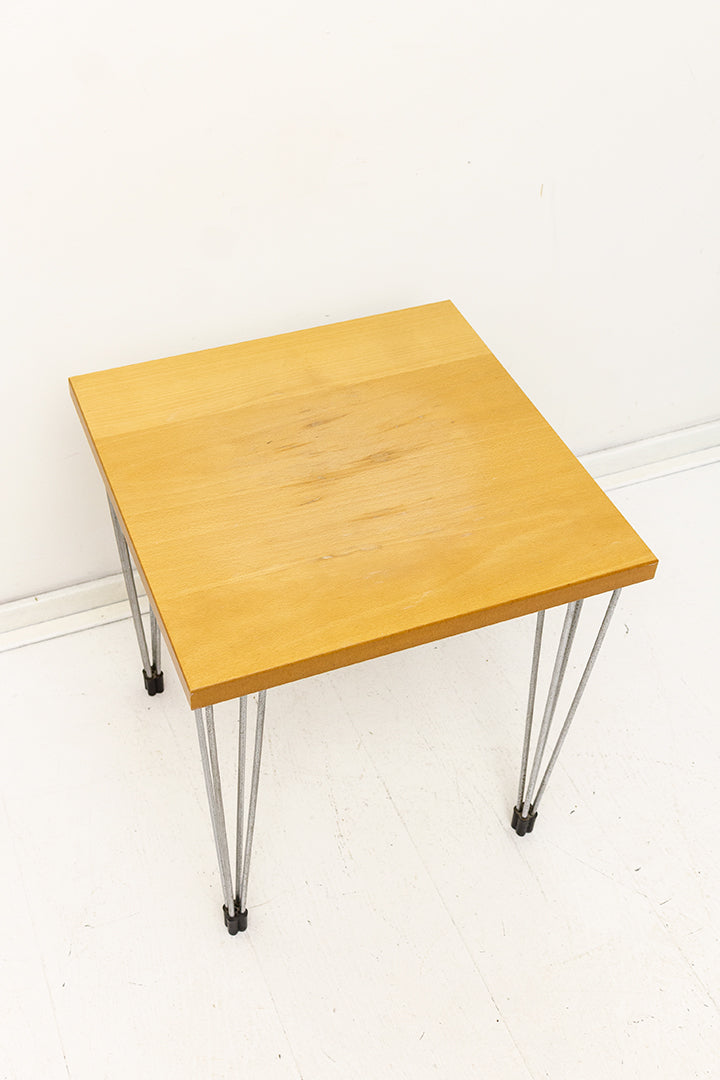 Arne Jacobsen bijzettafel met houten blad en hairpin poten