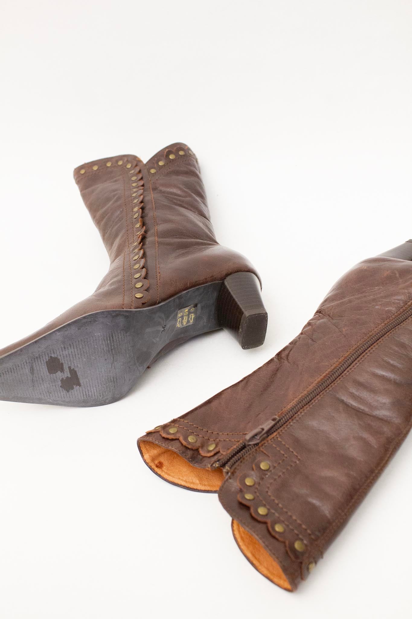 Bruine leren pointy studded laarsjes maat 36