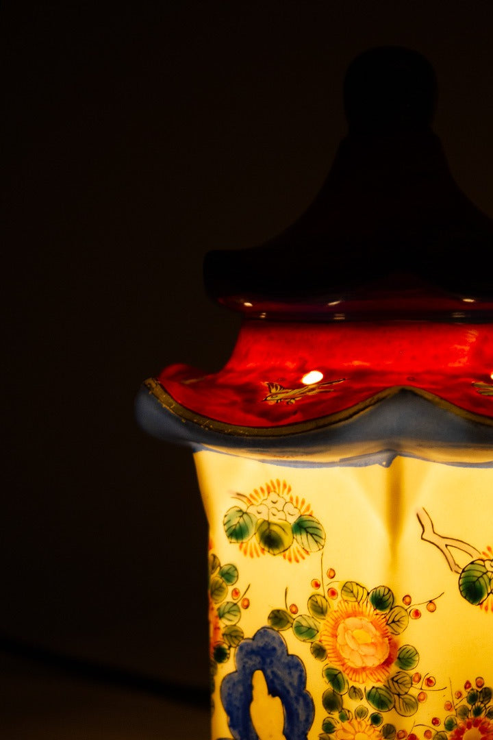 Chinese vintage porseleinen parfumlamp pagode met vergulde punt