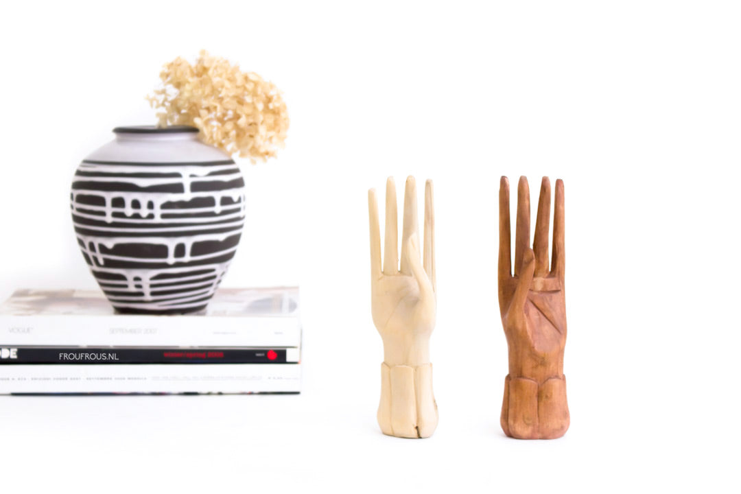 Decoratieve houten handen uit Bali