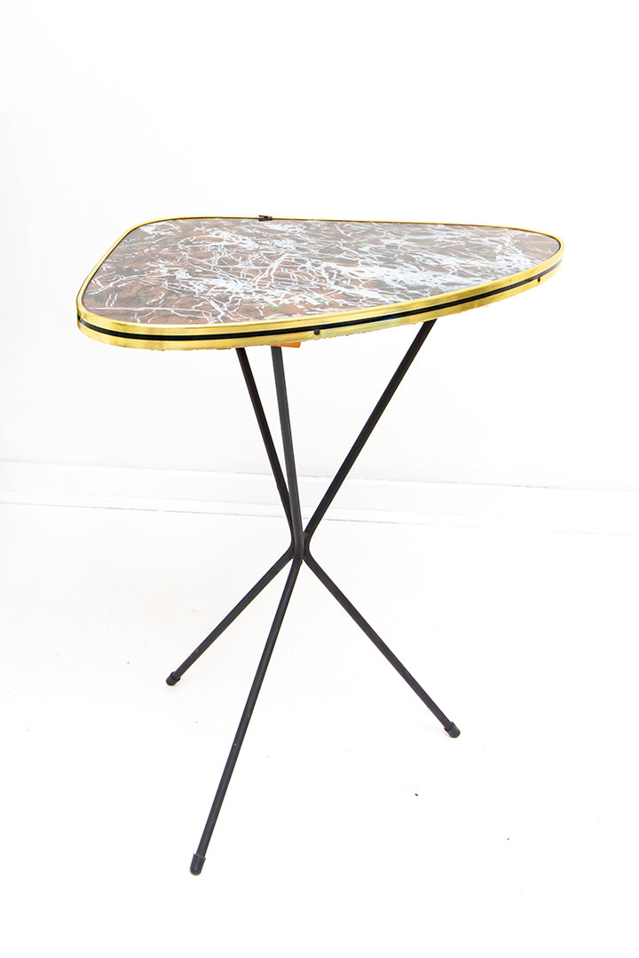Fifties formica bijzettafel met bruine marmerprint en metalen driepoot