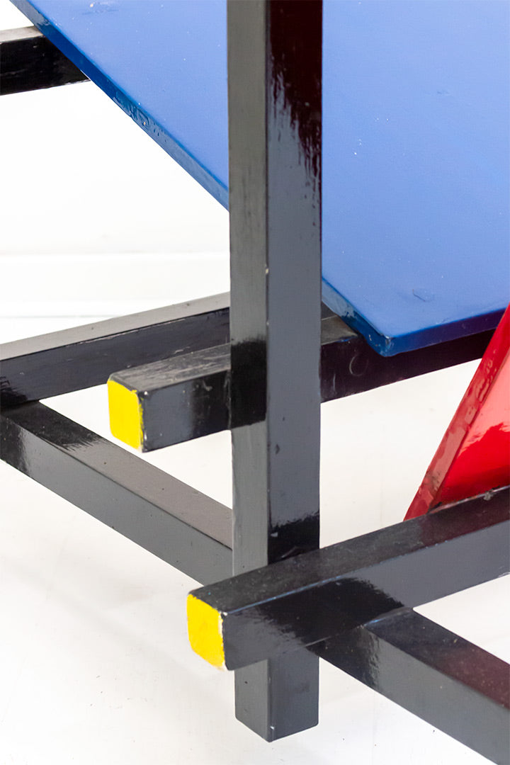 Handgemaakte rood-blauwe houten Rietveld stoel de Stijl