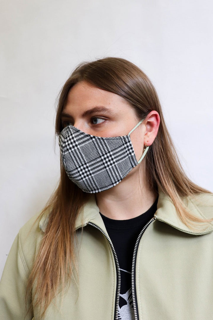 Geruit katoenen mondkapje zwart wit Liesbeth Sterkenburg unisex