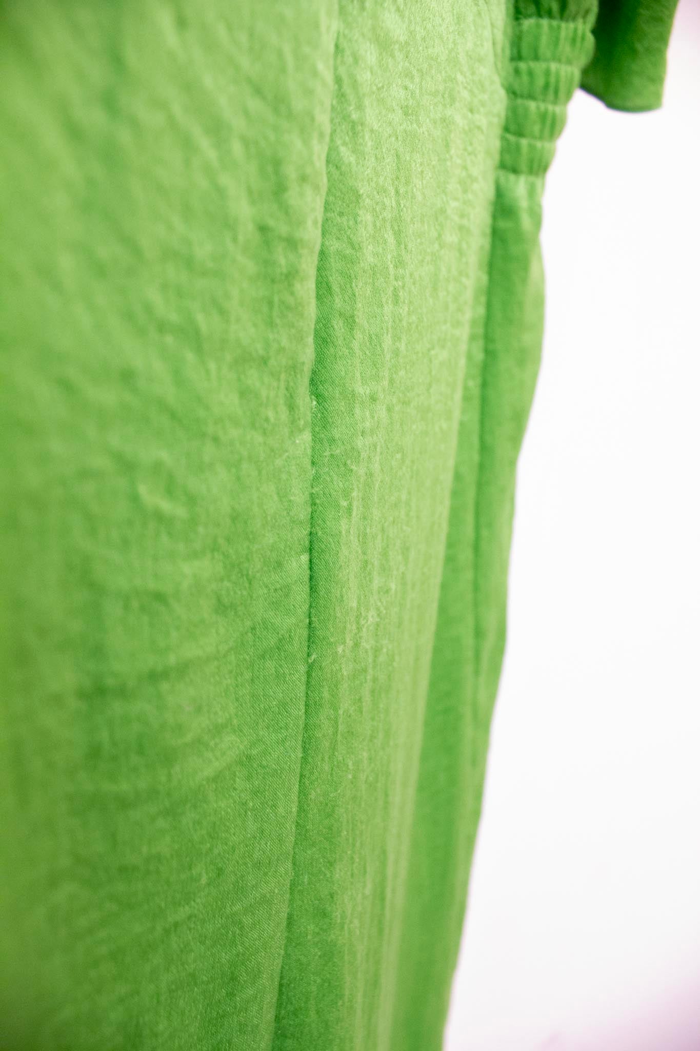 Groene licht glanzende Sies Marjan jurk met aangeknipte mouwtjes