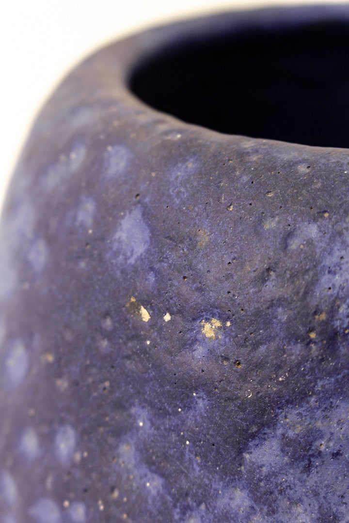 Grote handgemaakte vaas van blauw geglazuurd keramiek