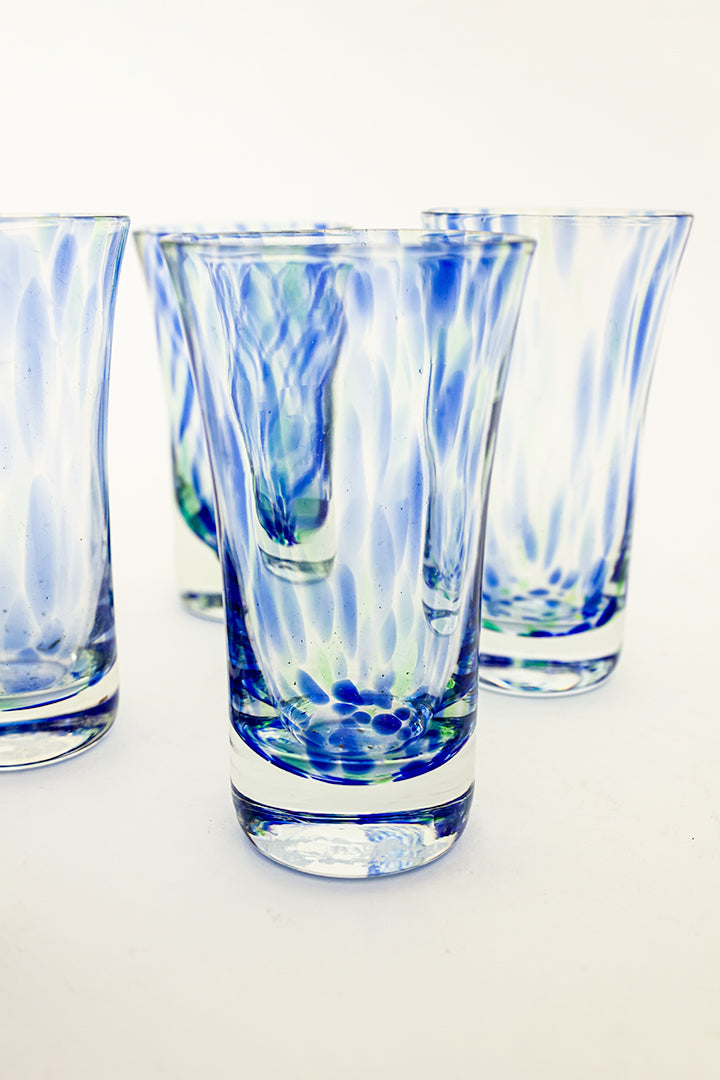 Handgeblazen drankglaasjes met blauwe en groene ‘vegen’ - set van 5