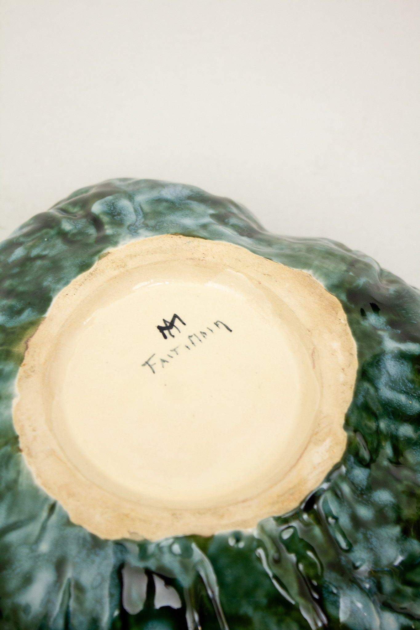 Vintage handgemaakte keramieken kool schaal