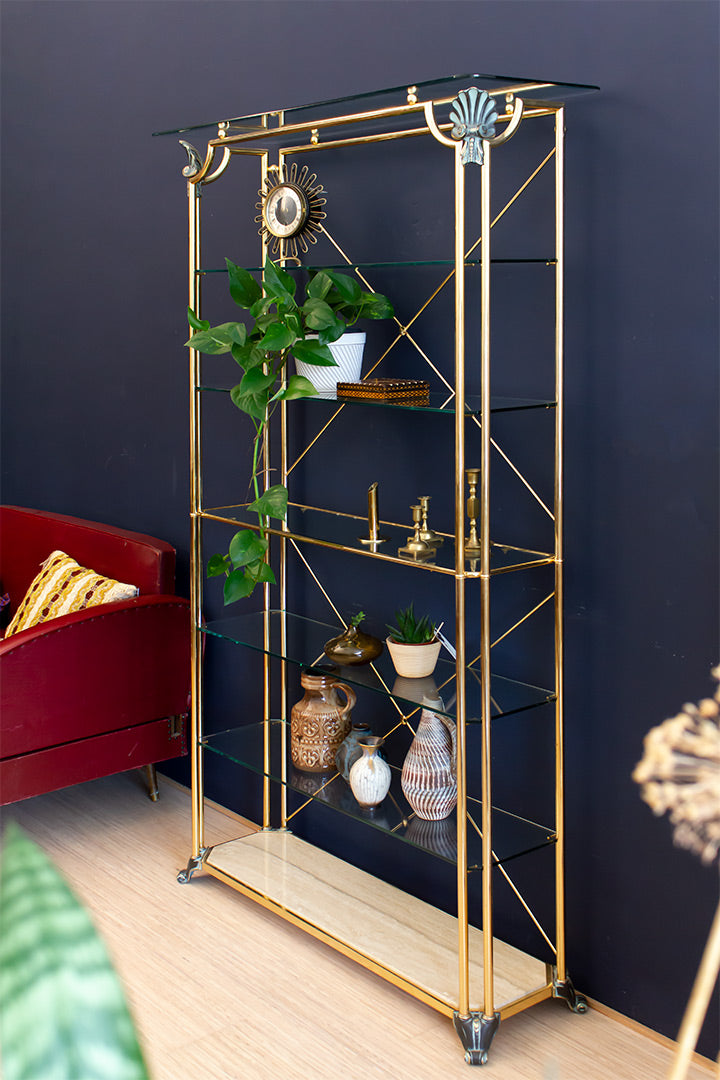 Hollywood Regency messing wandkast met marmeren onderplaat, glazen schappen en schelpdecoraties