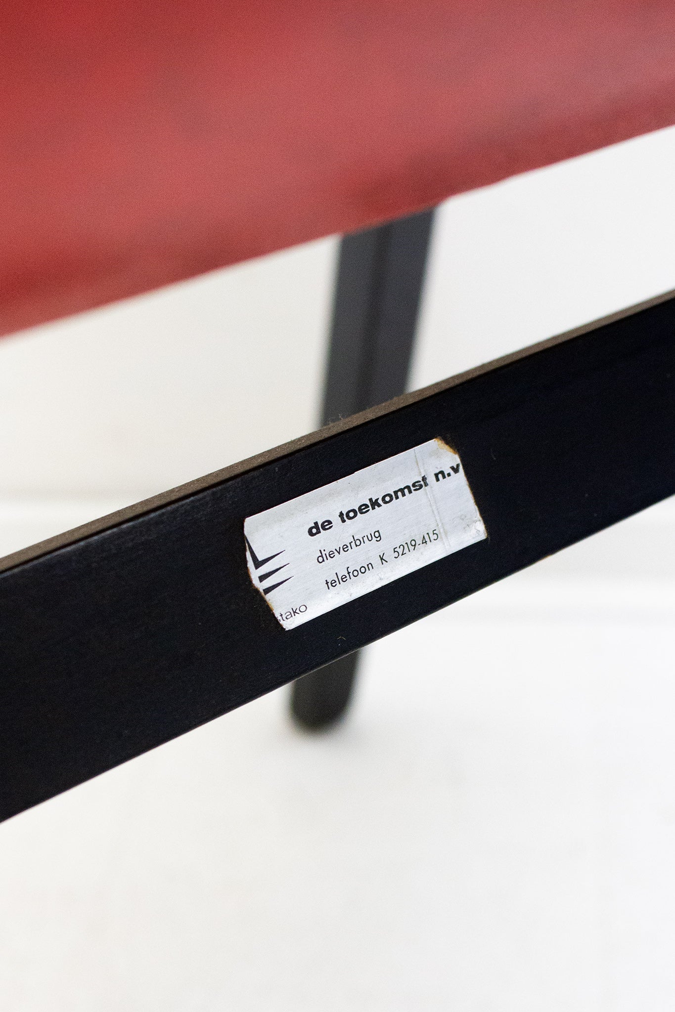 Jaren 50 rode Stako stoel door Meubelfabriek ‘De Toekomst’