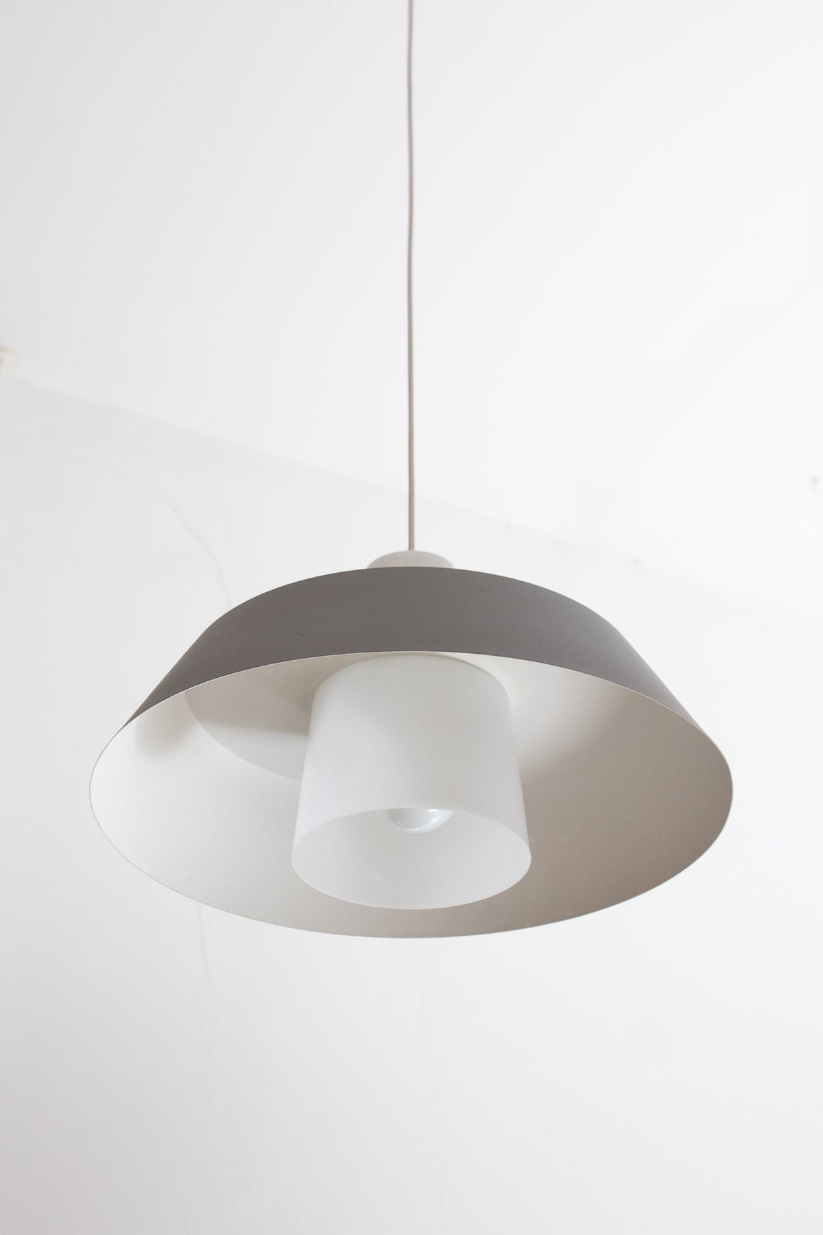Jaren 60 grijs met witte Deense Voss Belysning hanglamp