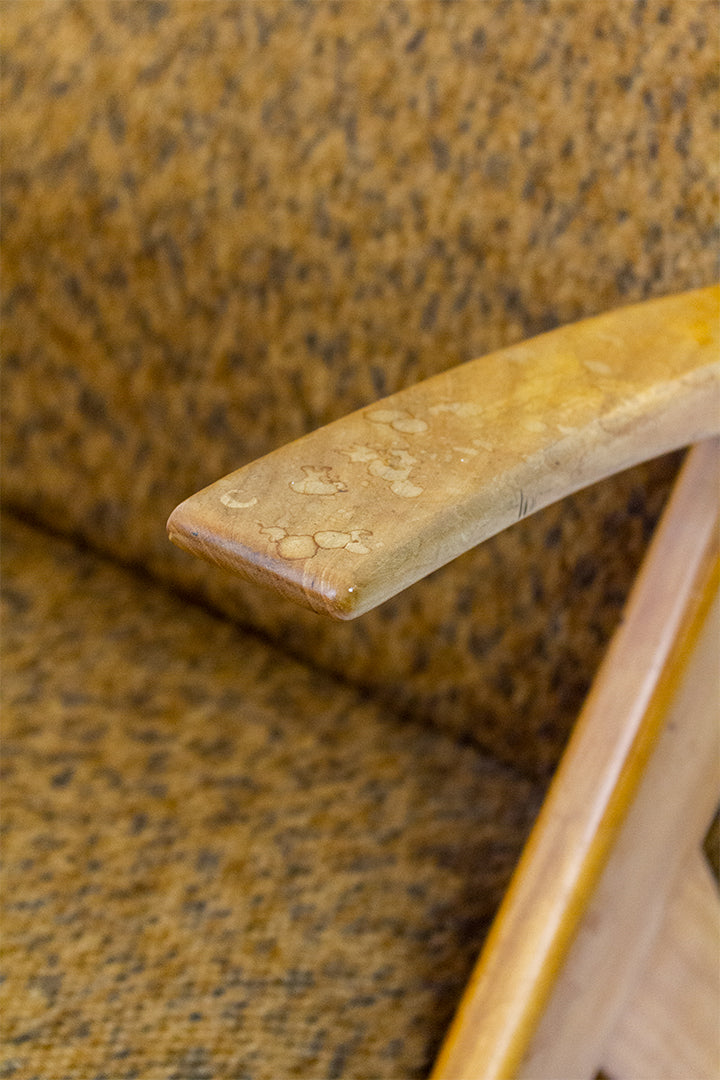 Jaren 60 fauteuil met dynamisch houten frame en originele bruine bekleding