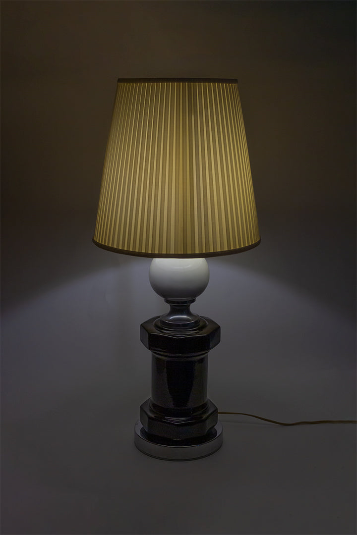 Jaren 70 tafellamp met zwart gelakte voet en plissé kap Art Deco stijl