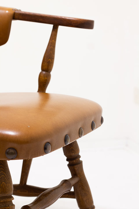 Klassieke vintage houten stoel met cognac-kleurige skai-leer bekleding