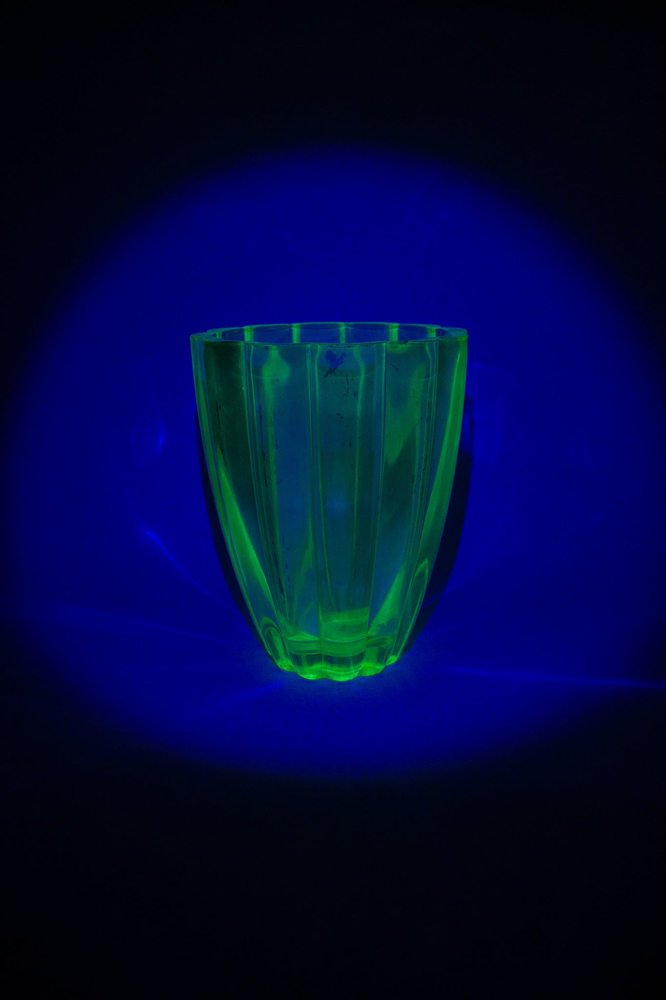 Late 20e eeuwse scalloped glazen vaas met uranium coating