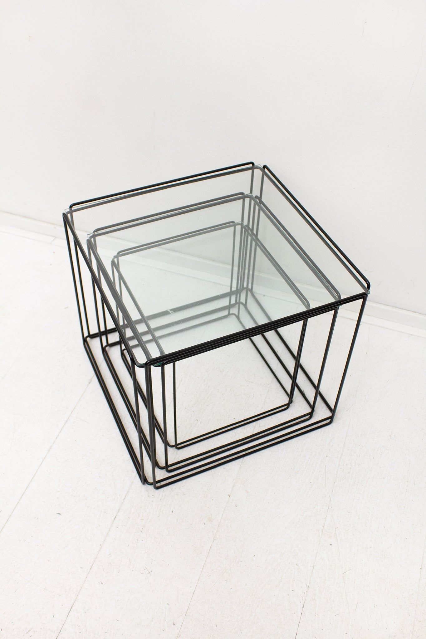 Max Sauze x Isocele nesting tafeltjes zwart draadstaal met glasplaten