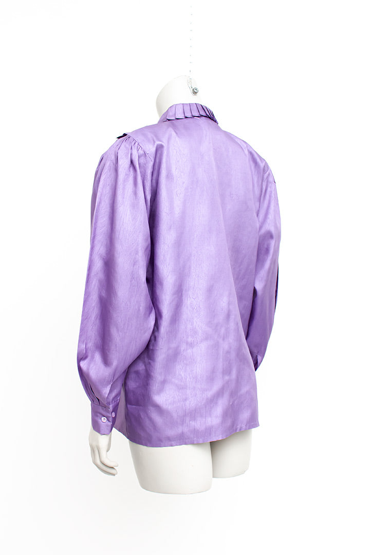 Lila blouse uit de eighties met een bijzondere plissé kraag