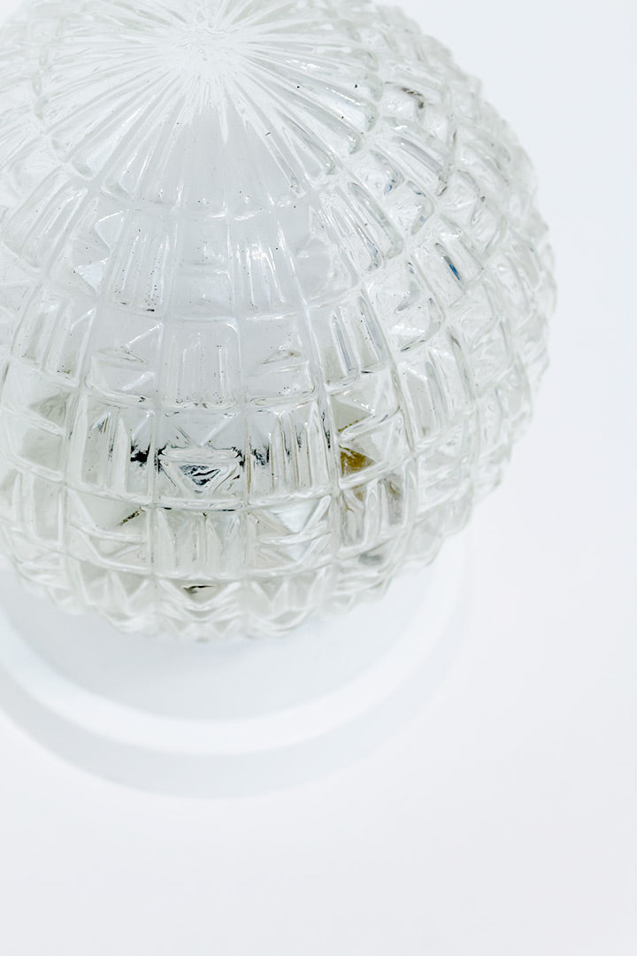 Plafonnière bol van glas met witte voet vintage