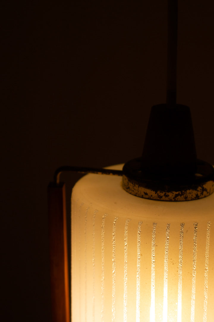 Set van 2 jaren 60 hanglampen met teakhouten details