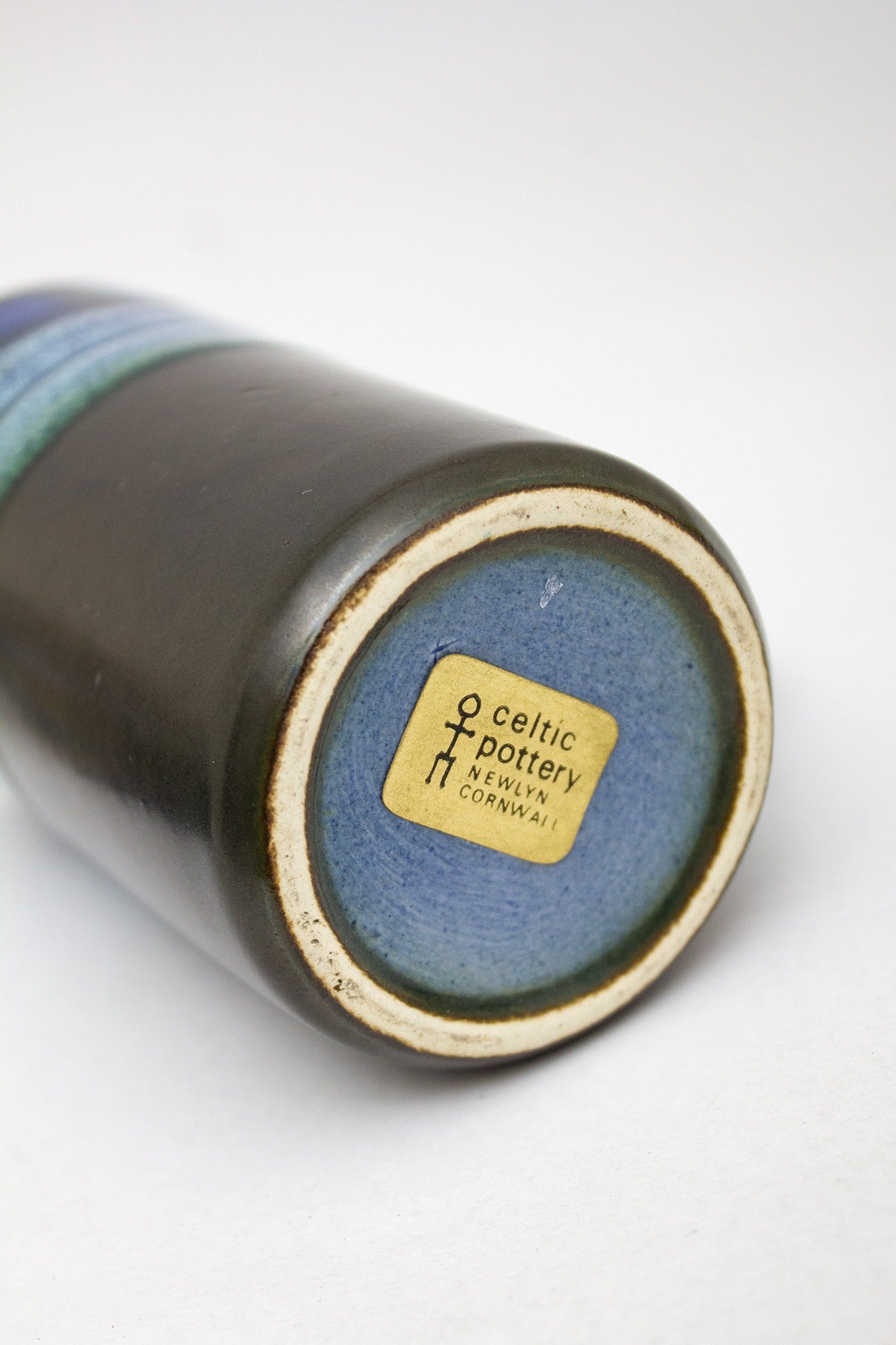 Set van 2 vintage Celtic Pottery mokjes zwart blauw glazuur