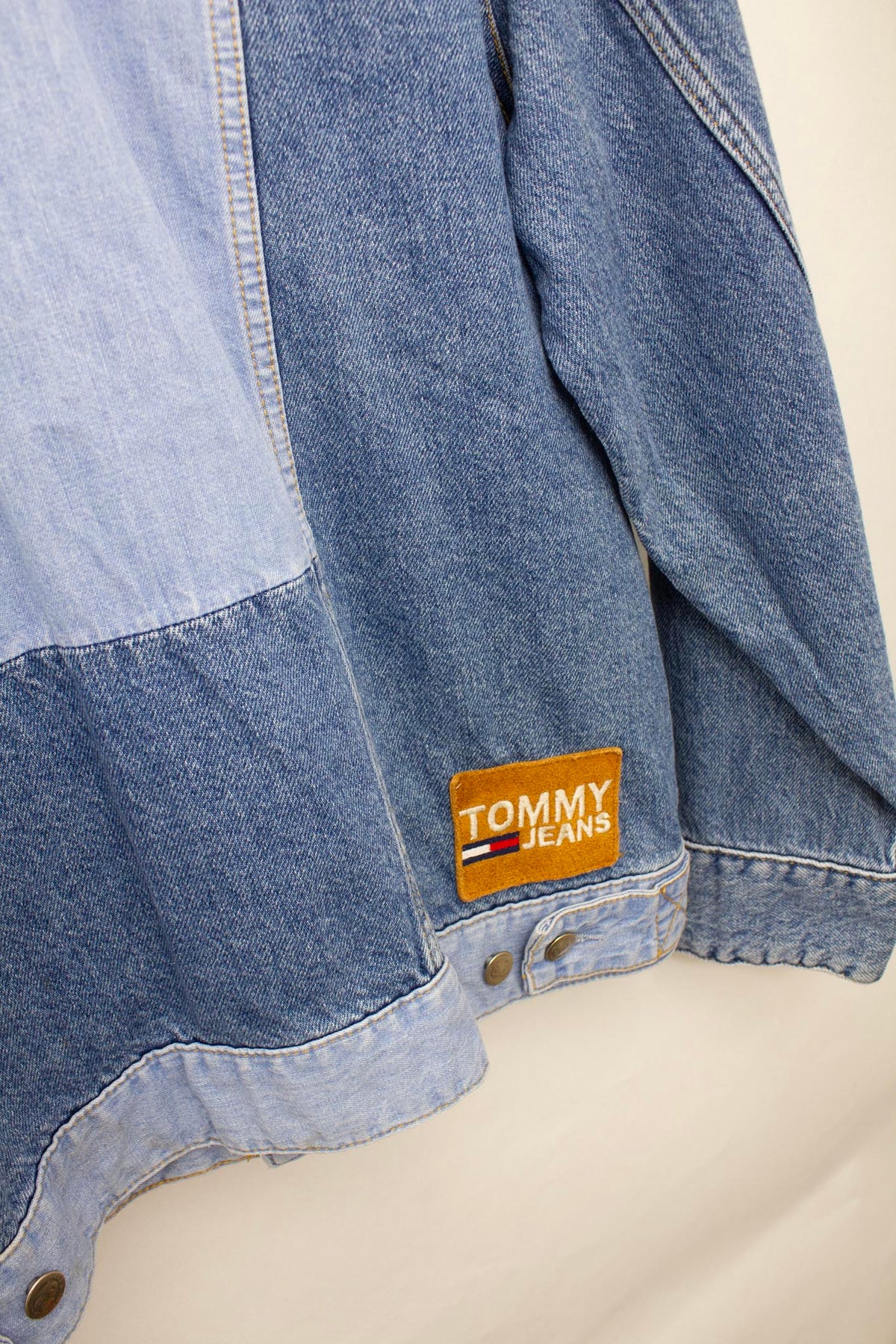 Tommy Hilfiger lichte denim spijkerjas met contrast vlakken