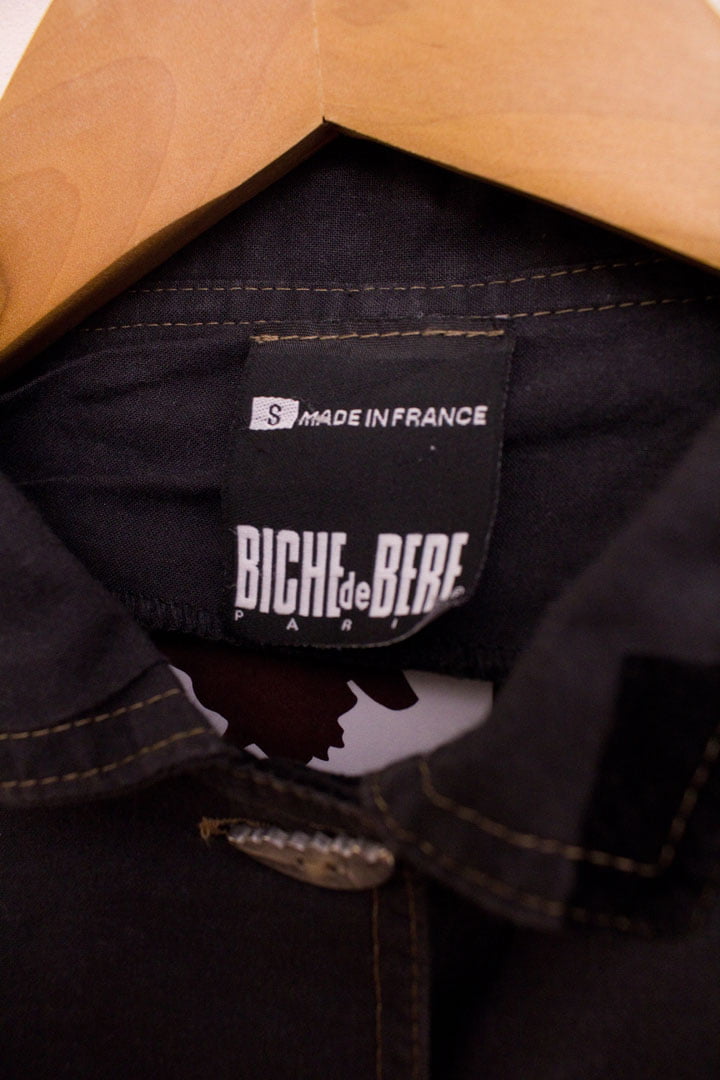 Zwart pakje met flock print en zakjes Nelly Biche de Bère Paris