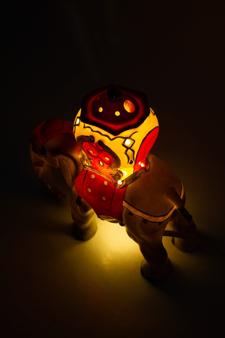 Vintage Hummel Goebel parfumlamp olifant met rode zetel (gemerkt)