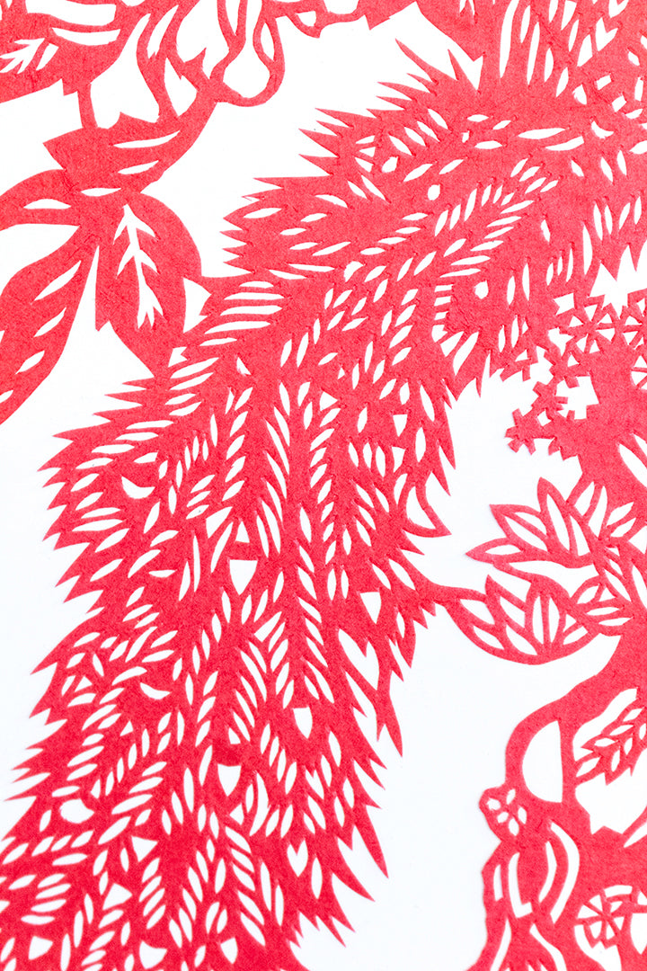 Vintage Japans kirigami kunstwerk van rood papier - pauw in lijst