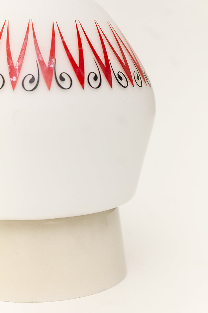 Vintage Niko plafonnière met kap van melkglas en rood/zwart patroon