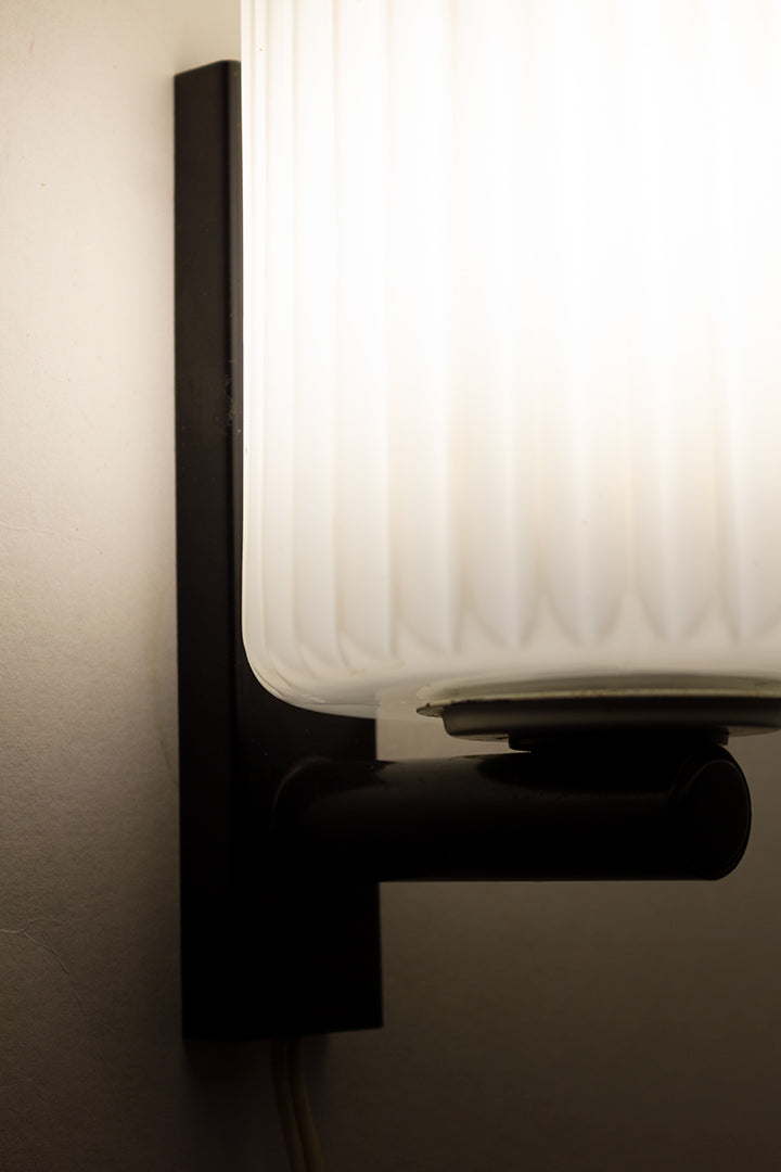 Vintage Philips wandlamp met kap van melkglas en zwarte metalen arm