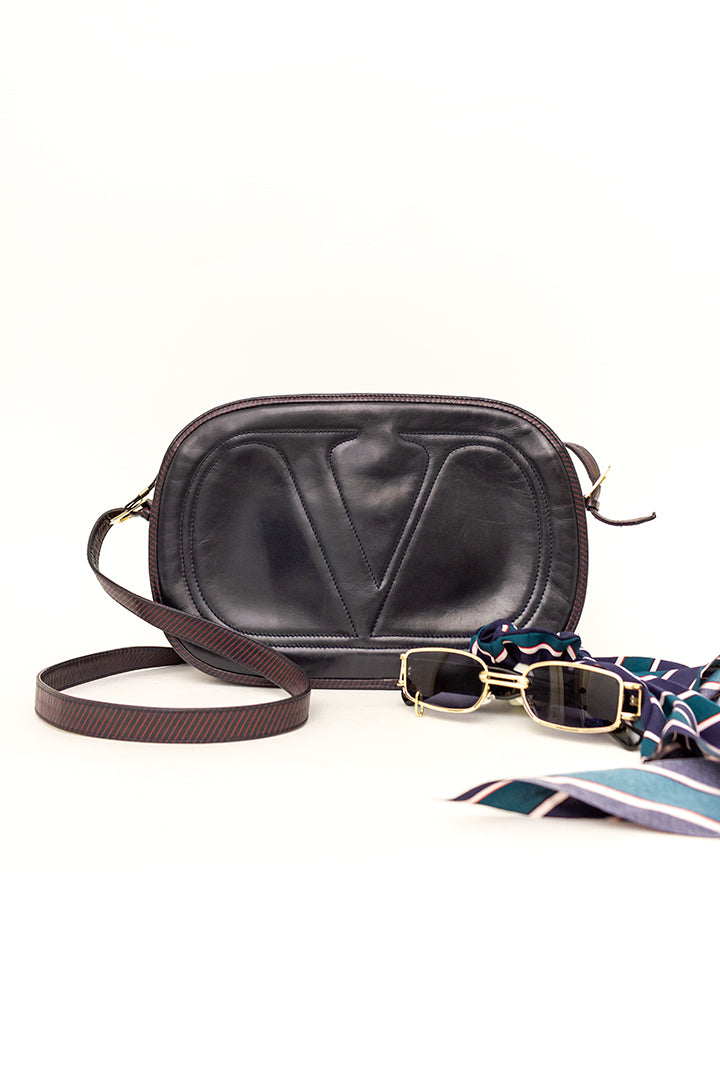 Vintage Valentino schoudertas met doorgestikte ‘V’ en rood gestreepte details