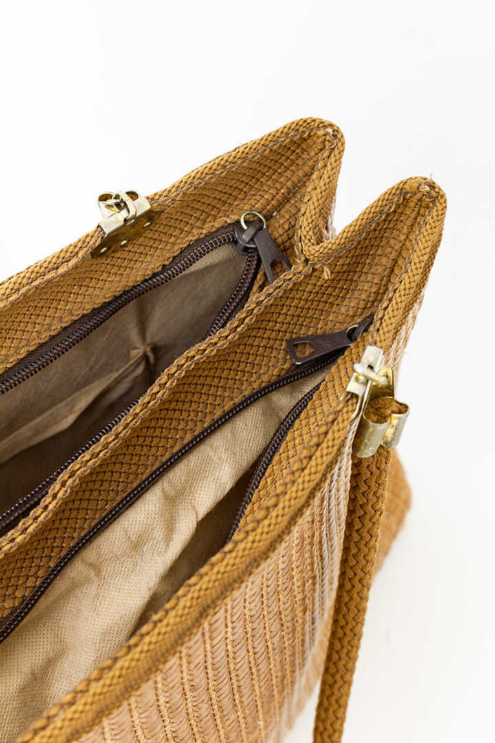 Vintage bruine schoudertas met riet-look en hengsels van touw
