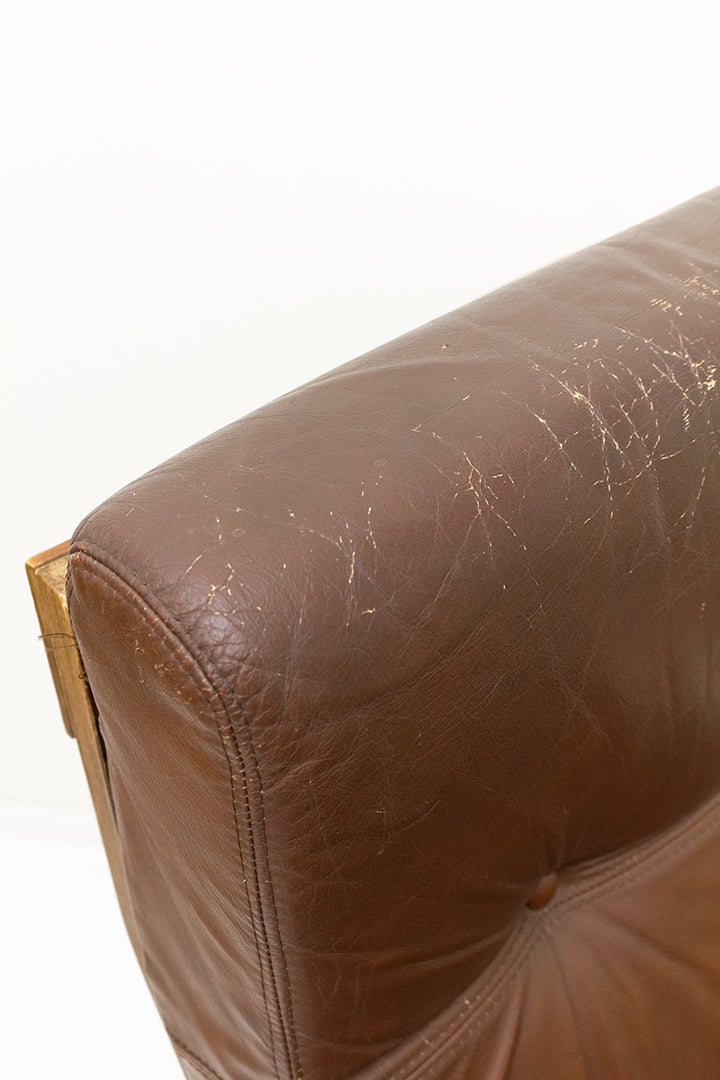 Vintage fauteuil met bruin leren bekleding en houten frame