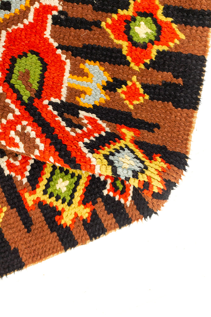 Vintage handgemaakt wandkleed of vloerkleed met gekleurde patronen