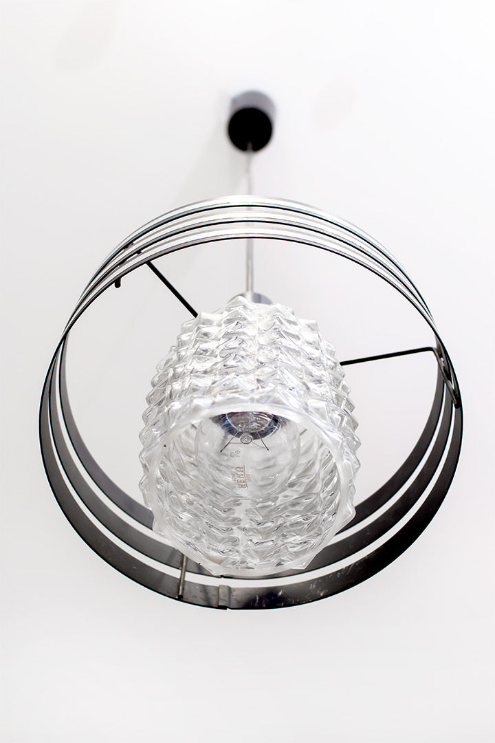 Vintage hanglamp met kap van facetglas en zwarte kunststof ringen