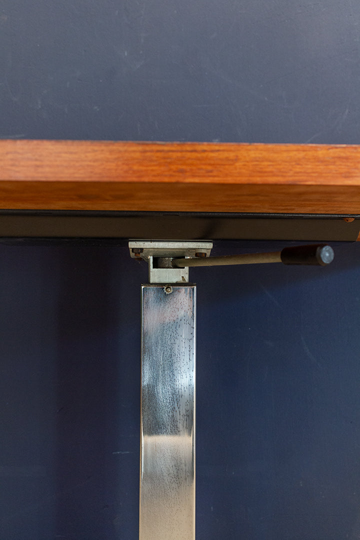 Vintage houten audiotafel op verchroomde poot met wielen