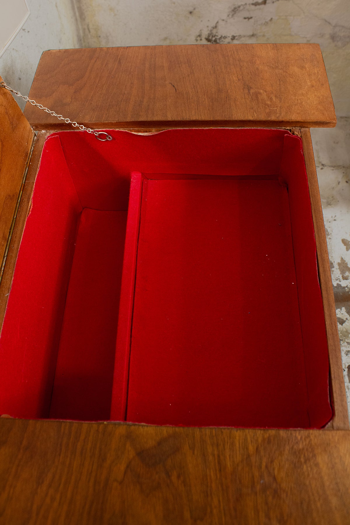 Vintage houten vanity kaptafel met rood velours bekleding