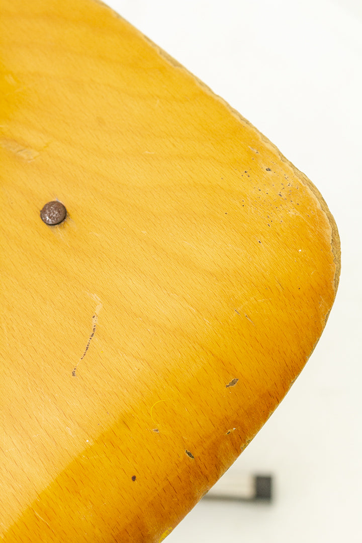 Vintage houten schoolstoel of atelierstoel met metalen voet