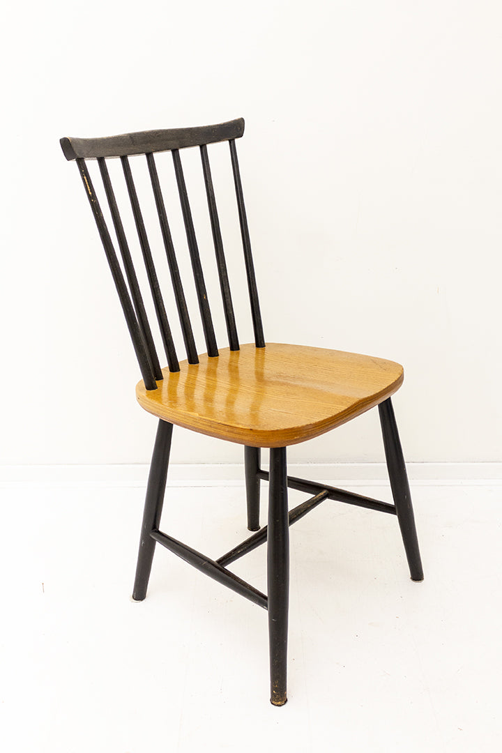 Vintage houten spijlenstoelen met zwart geverfde leuning en poten - set van 2