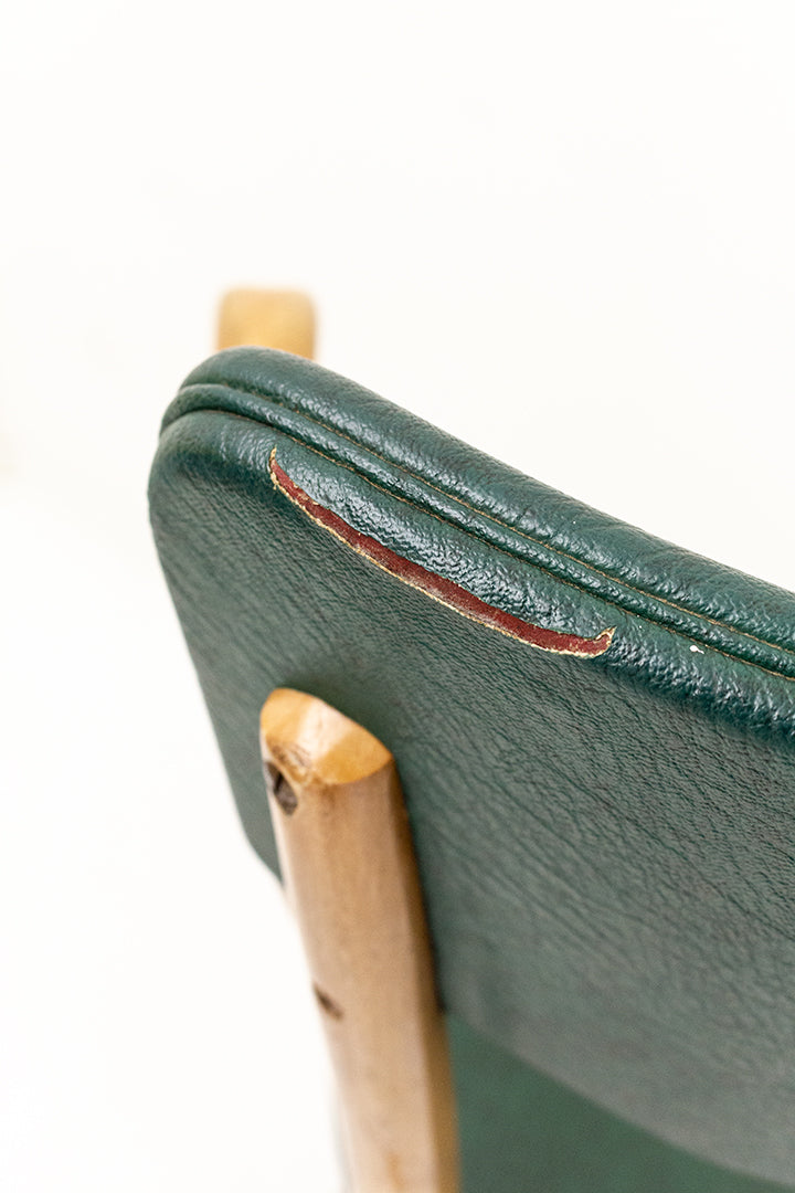 Vintage houten stoel met armleuningen en donkergroene skai-lederen bekleding
