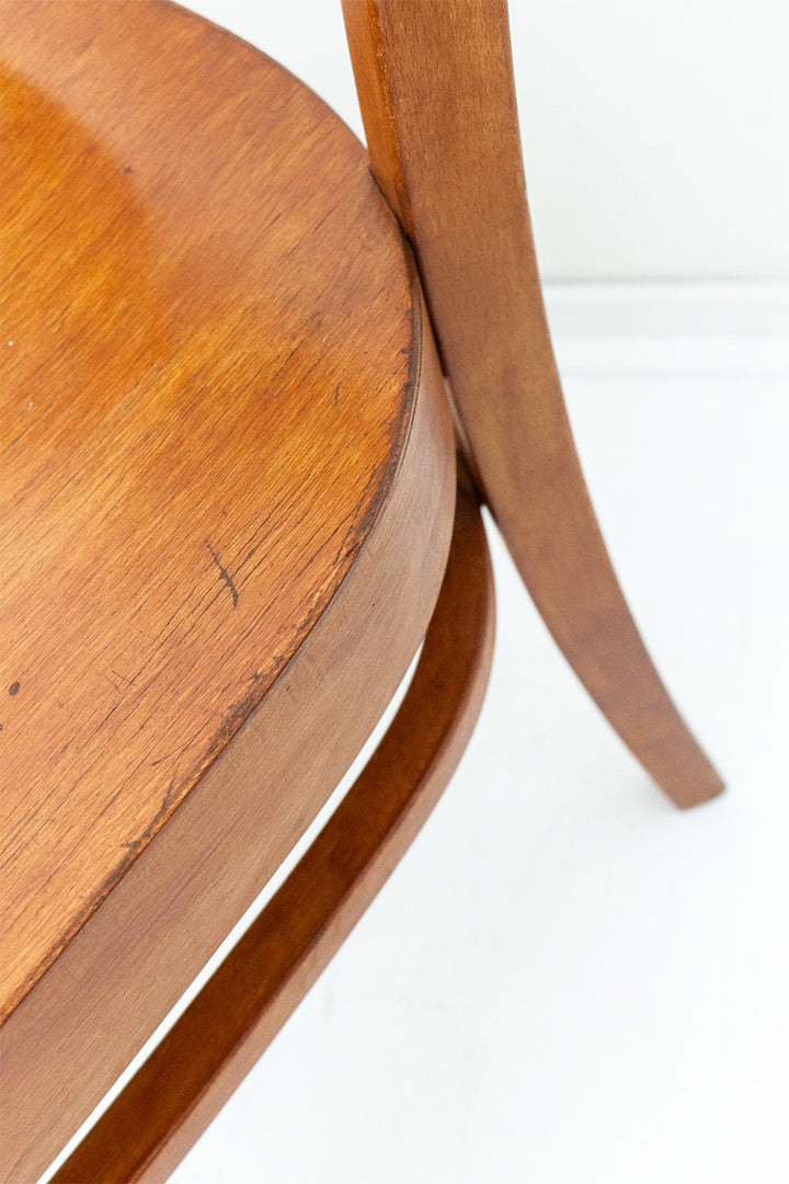 Vintage houten eetkamerstoelen met decoratief detail