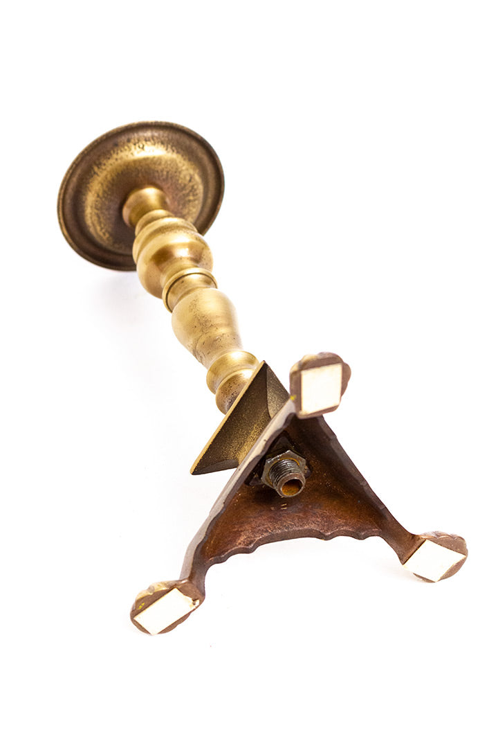 Vintage kandelaar met gewelfde steel en pootjes van messing