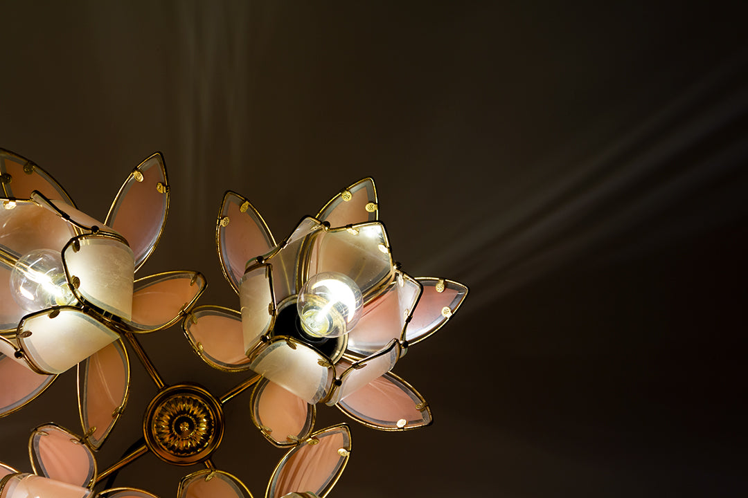 Vintage lotus lamp voor plafond met messing frame en roze glas