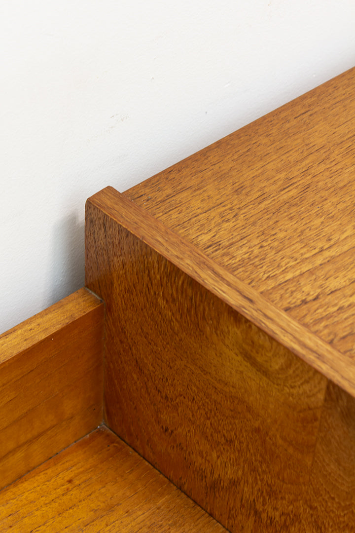 Vintage lowboard kast jaren 60 met elegante pootjes