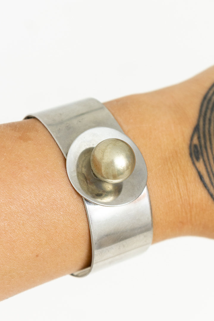 Vintage manchet armband zilverkleurig metaal met bolletje