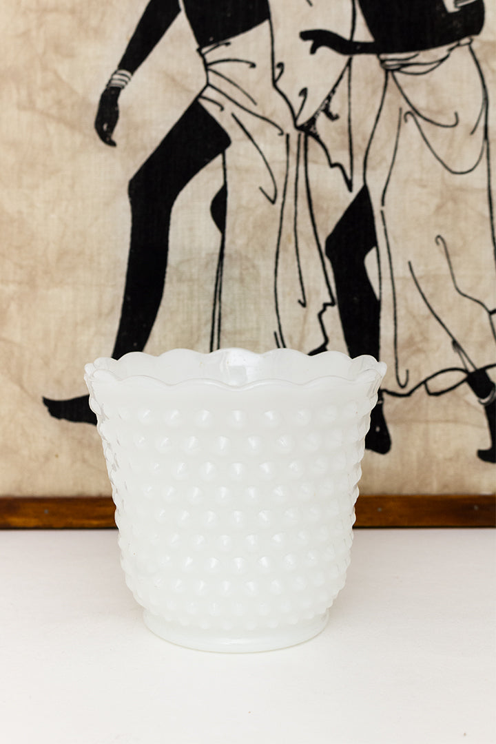 Vintage opaline glazen bloempot met bolletjespatroon