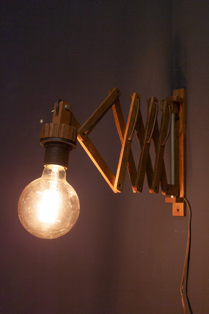 Vintage schaarlamp van hout met nieuwe LED globe