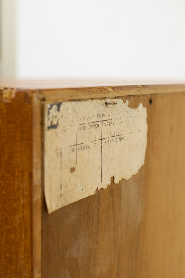 Vintage ladekastje van teak-fineer met elegante handgreepjes